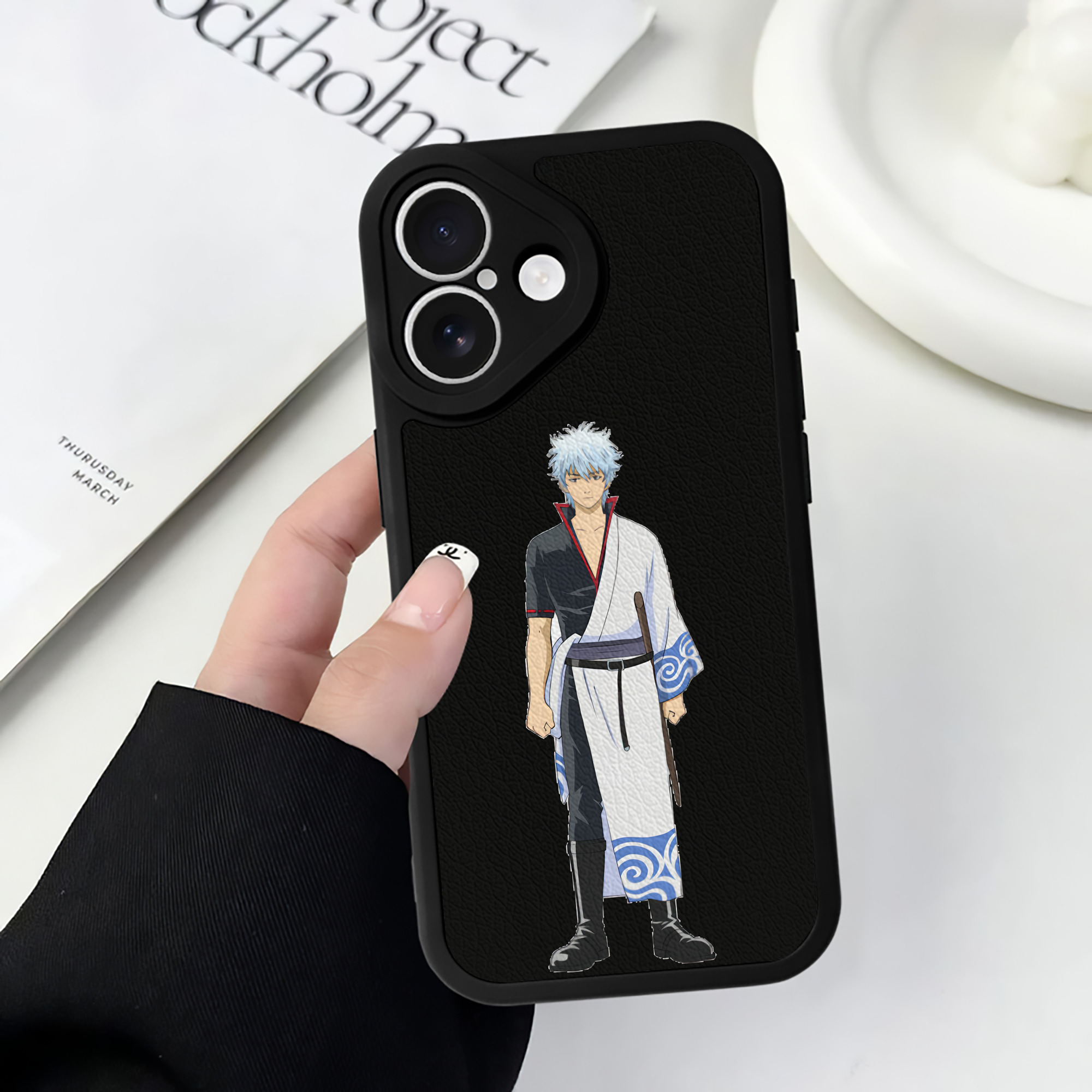 （画像用） ぎんたま 坂田銀時（さかたぎんとき） 神楽 志村新八（しむら しんぱち） GINTAMA Sakata Gintoki Kagura Shimura Shinpachi 【iPhone 16シリーズ対応】シリコンスマホケース（レザー調） 材質：シリコン